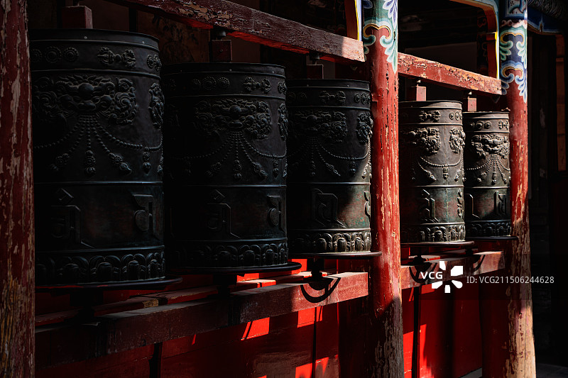 塔尔寺佛教建筑-转经筒图片素材