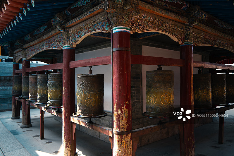 塔尔寺佛教建筑-转经筒图片素材