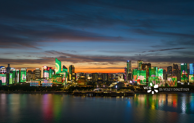 日落时分钱江新城华灯初上图片素材