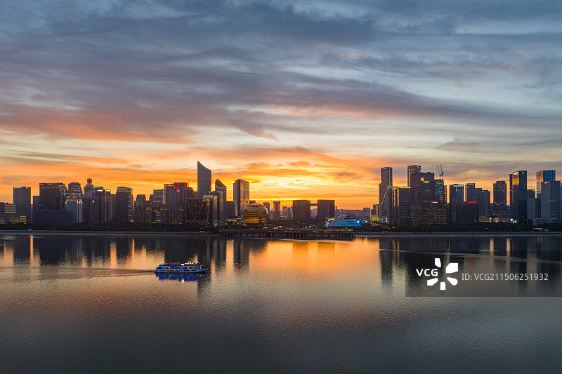 日落时分钱江新城华灯初上图片素材