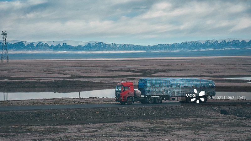 青藏高原国道上的大货车图片素材