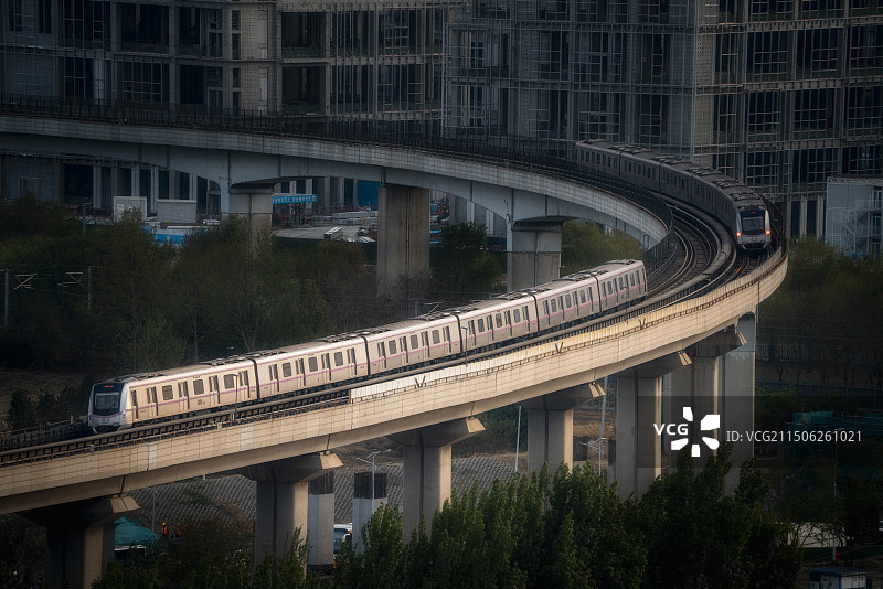 北京昌平线地铁轨道交通工作下班日落光影图片素材