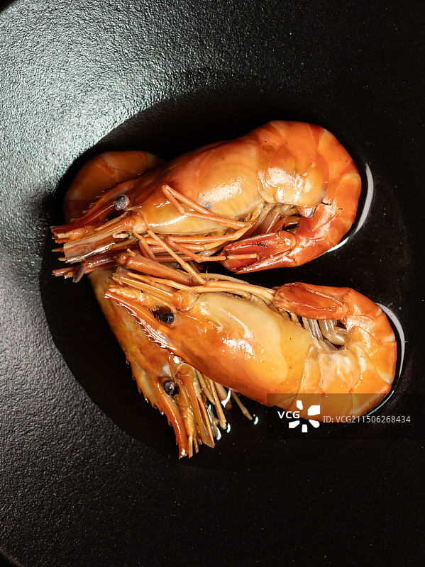 黑色陶瓷餐盘里的花雕罗氏虾图片素材