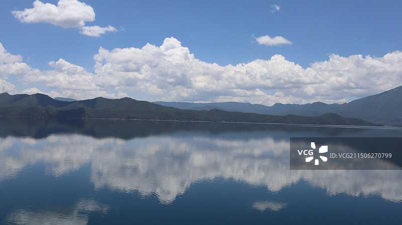 蓝天白云下的湖光山色图片素材
