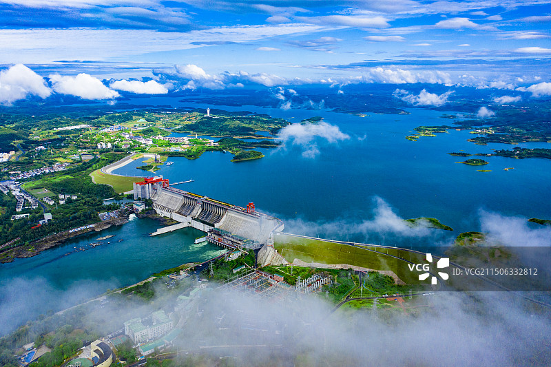 湖北十堰:丹江口大坝云雾缭绕图片素材