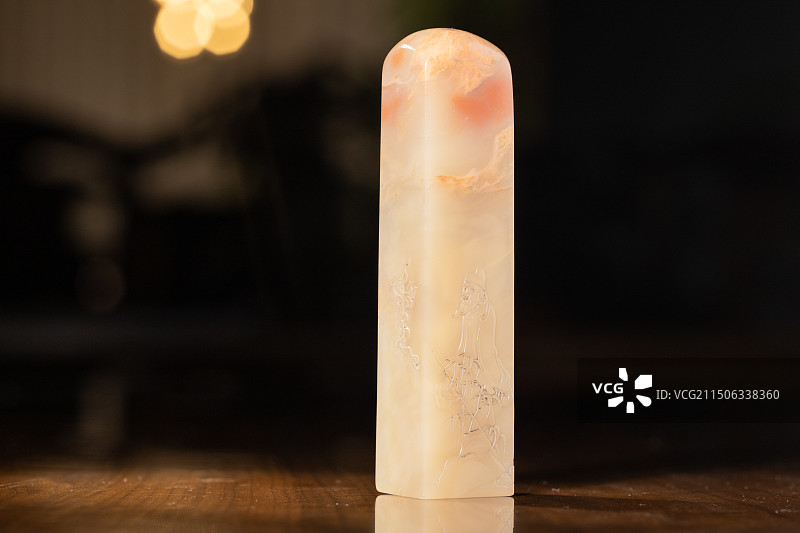 寿山李红旗降石登山图薄意钮章图片素材