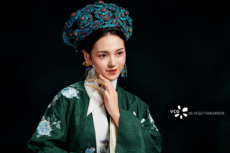 展示中国清朝宫廷服饰的亚洲女性图片素材