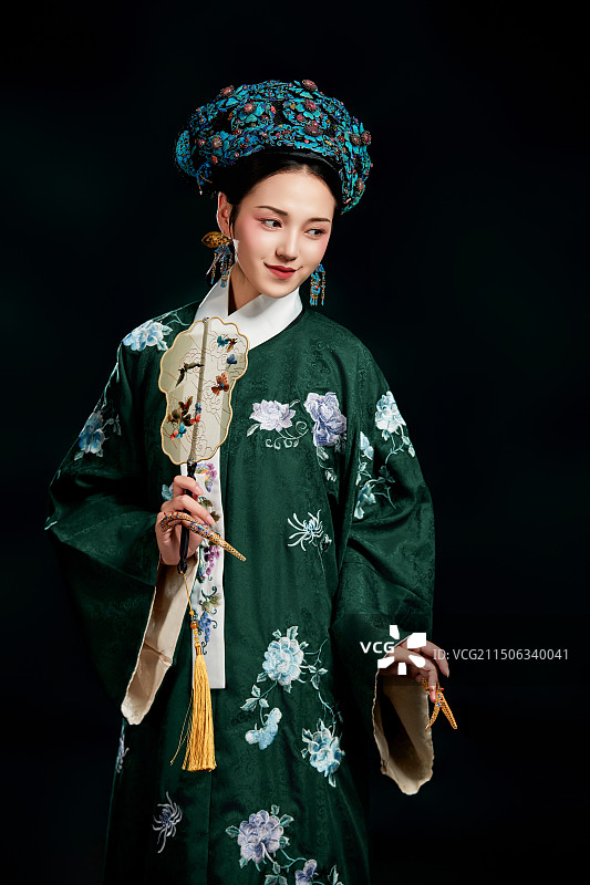 展示中国清朝宫廷服饰的亚洲女性图片素材
