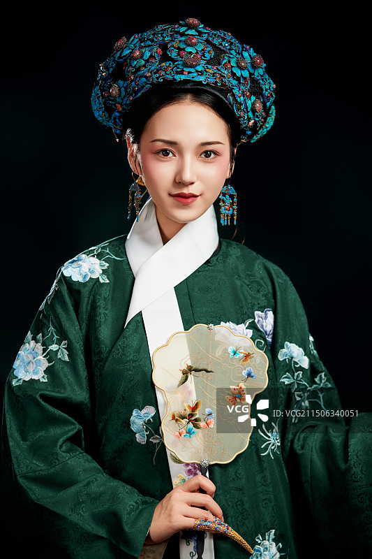 展示中国清朝宫廷服饰的亚洲女性图片素材