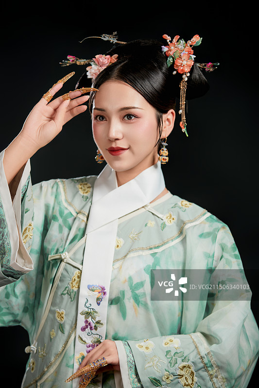 展示中国清朝宫廷服饰的亚洲女性图片素材