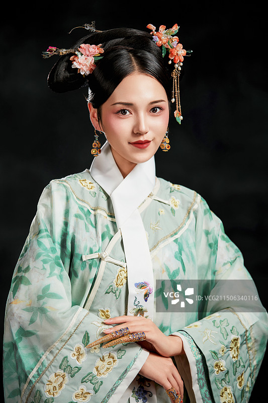 展示中国清朝宫廷服饰的亚洲女性图片素材