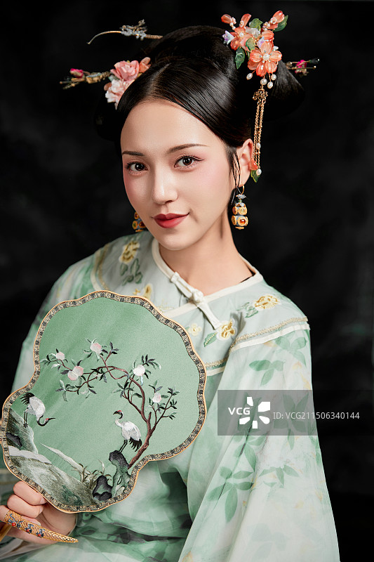 展示中国清朝宫廷服饰的亚洲女性图片素材