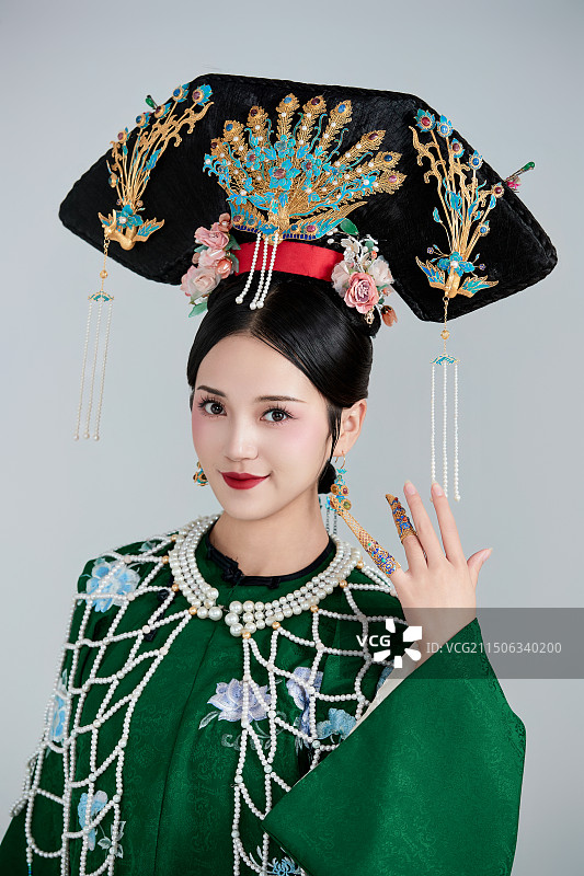 展示中国清朝宫廷服饰的亚洲女性图片素材