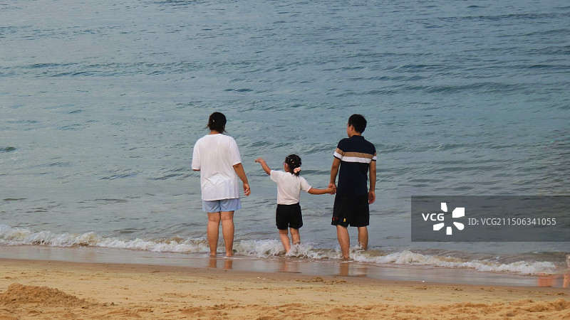 海滩上的一家三口图片素材