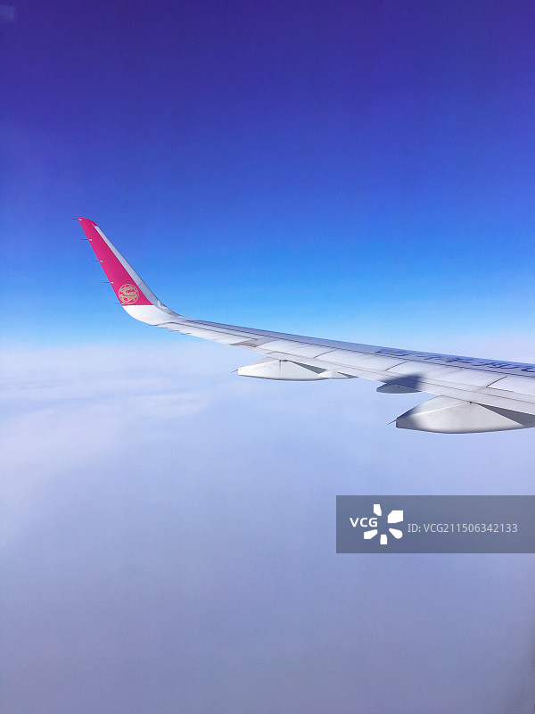 高空视角下的蓝天白云和机翼图片素材