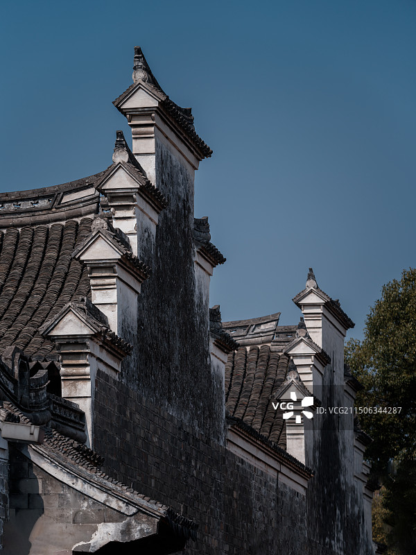江南中式徽派建筑白墙灰瓦马头墙屋顶图片素材