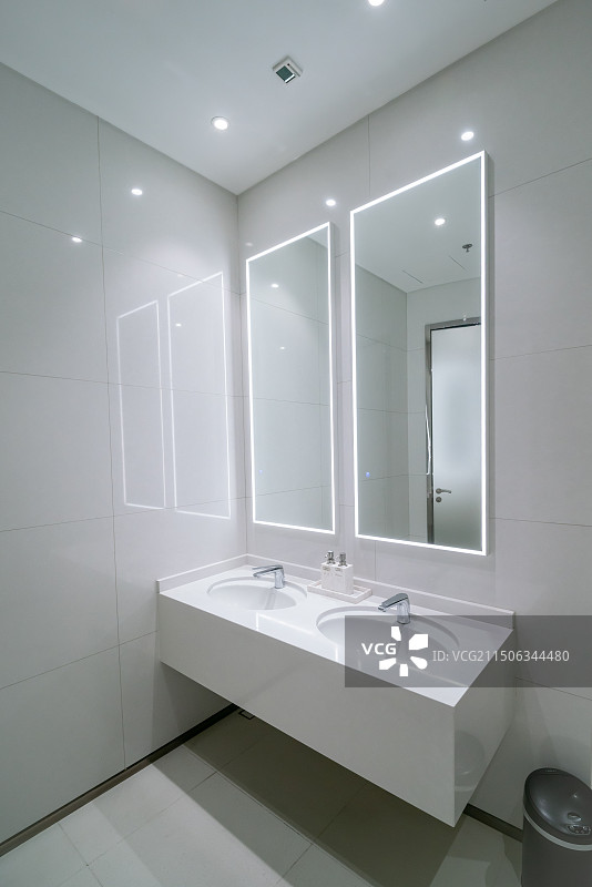 卫生间洗手池与化妆镜图片素材