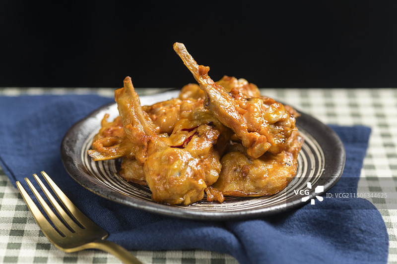 一盘炸鸡叉骨摆放在桌面上特写图片素材