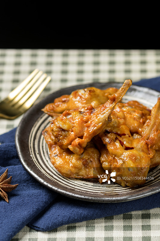 一盘炸鸡叉骨摆放在桌面上特写图片素材