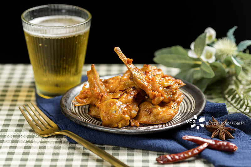 一盘炸鸡叉骨摆放在桌面上特写图片素材