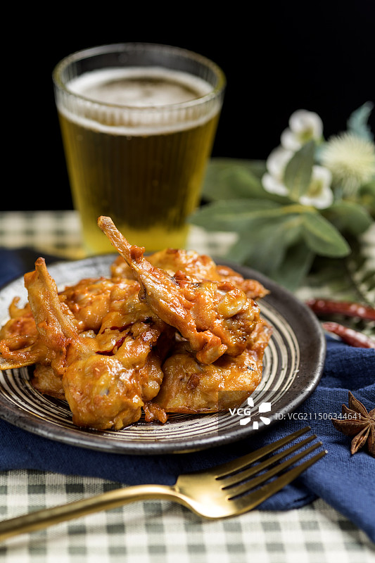 一盘炸鸡叉骨摆放在桌面上特写图片素材