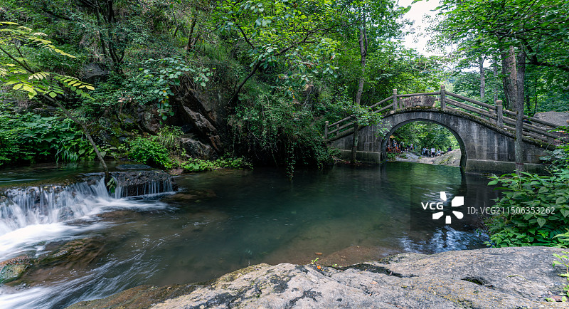 河南洛阳栾川重渡沟：山林茂盛，绿竹溪流，瀑布叠嶂，避暑圣地图片素材
