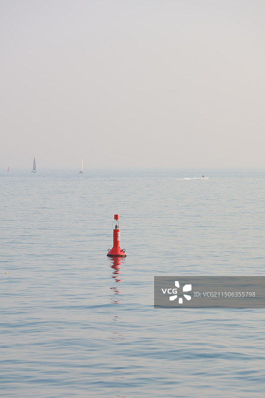 平静海面上的红色浮标图片素材