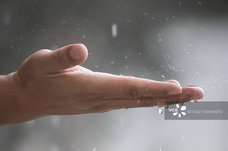一只手接住水滴 水花四溅图片素材