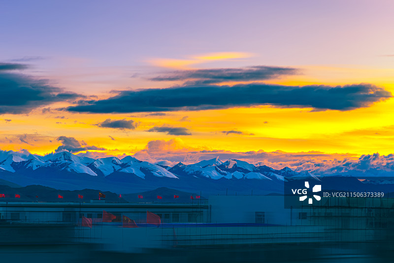 岗巴城外的雪山晚霞图片素材