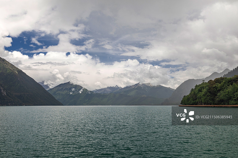 西藏巴松措壮丽景观图片素材