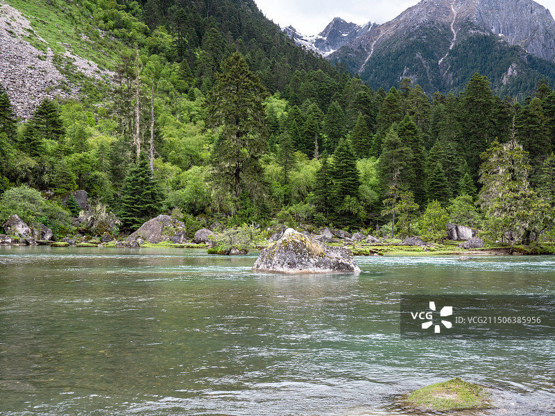 西藏巴松措壮丽景观图片素材
