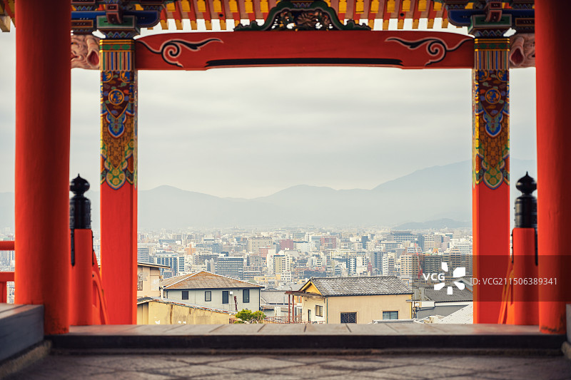 日本京都市的传统建筑和红色的清水寺图片素材