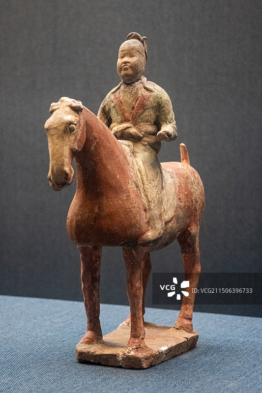 彩绘红陶男骑马俑，唐朝，1972年富平县吕村虢王李凤墓出土图片素材