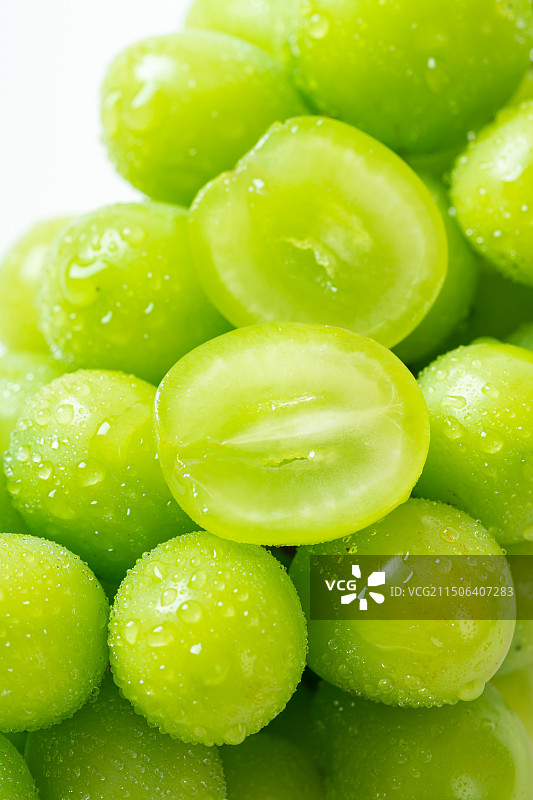 白底上带水珠新鲜的阳光玫瑰葡萄图片素材