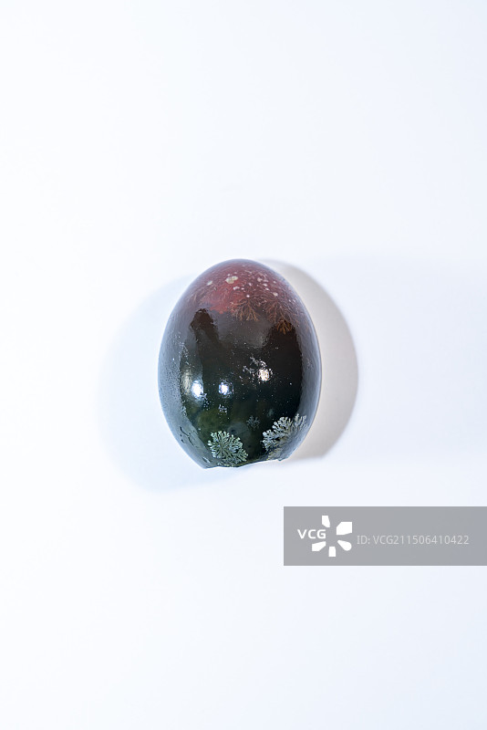 白色背景上的皮蛋松花蛋结晶雪花纹理特写图片素材