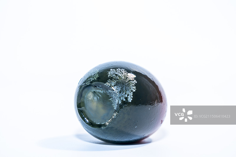 白色背景上的皮蛋松花蛋结晶雪花纹理特写图片素材