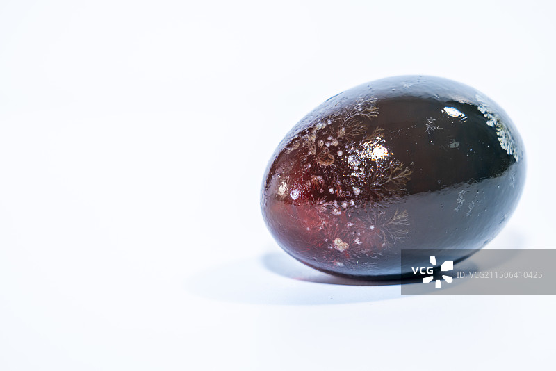 白色背景上的皮蛋松花蛋结晶雪花纹理特写图片素材