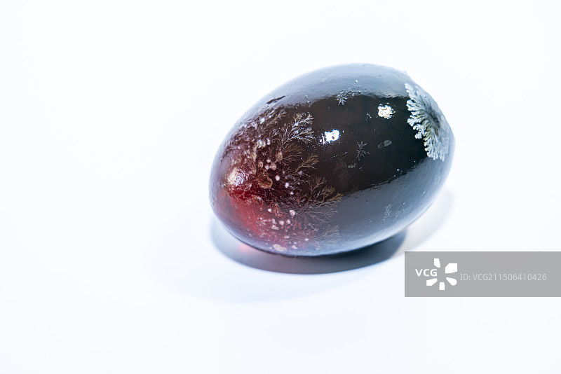 白色背景上的皮蛋松花蛋结晶雪花纹理特写图片素材