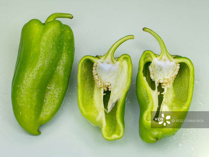 白色背景下的新鲜青椒图片素材