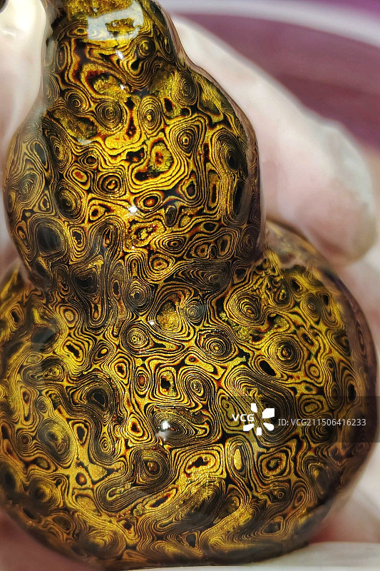 非遗漆器：黑金千层犀皮工艺大漆葫芦图片素材