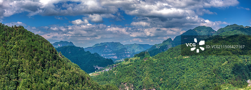 贵州独山县的苗岭大山，这里的山谷溪流里全是透明的玻璃水图片素材