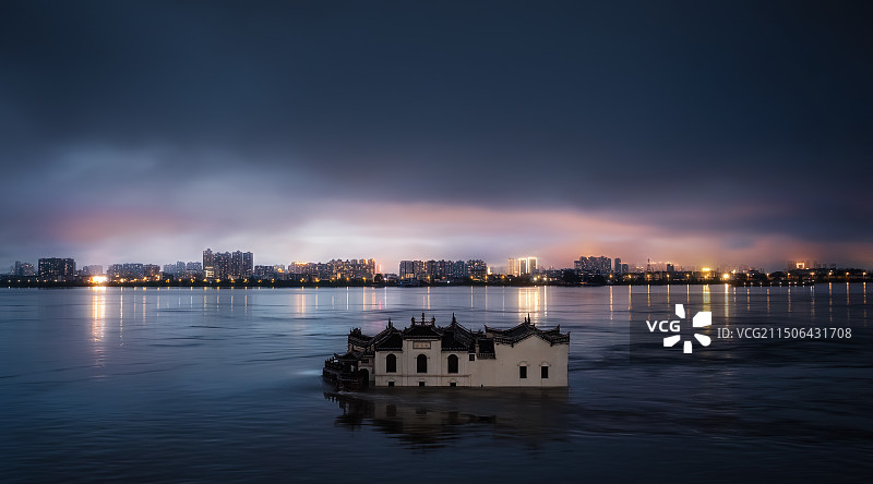 洪水中的观音阁图片素材