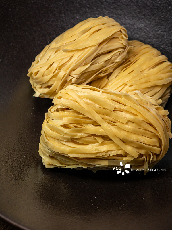 餐盘里的港式虾籽面鱼蓉面黑椒面图片素材