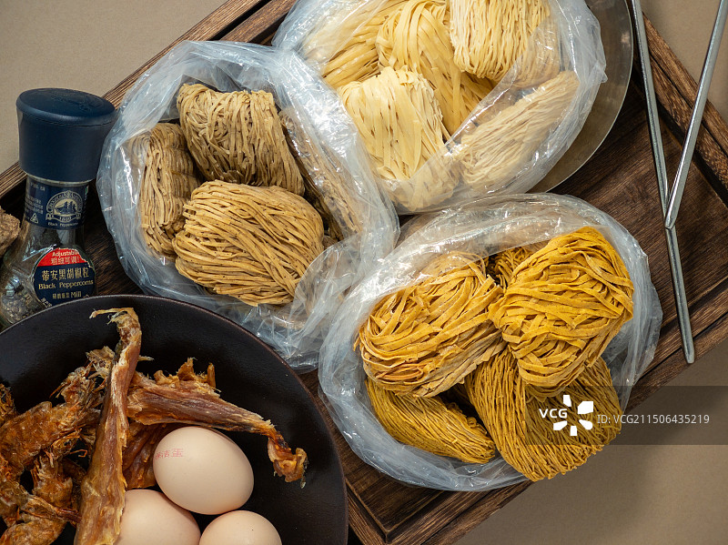 餐盘里的港式虾籽面鱼蓉面黑椒面图片素材