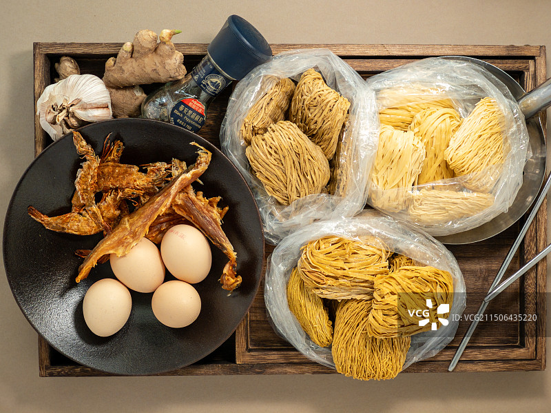 餐盘里的港式虾籽面鱼蓉面黑椒面图片素材