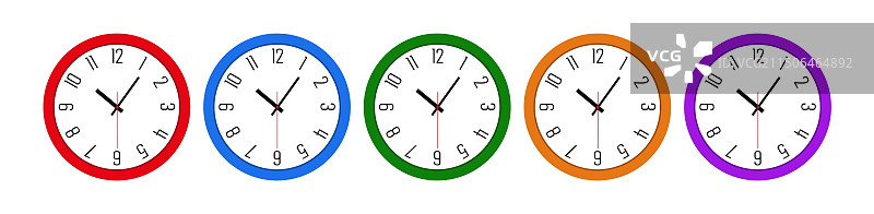 白色背景上的圆形挂钟图片素材