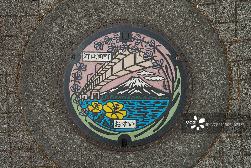 具有地方特色的风景画窨井盖：日本山梨县河口湖町图片素材