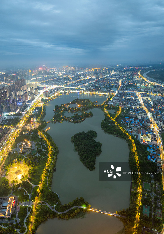 航拍江苏淮安涟水五岛湖公园城市风光图片素材