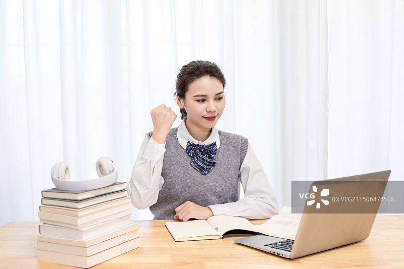 室内一名中国女大学生在进行视频面试图片素材