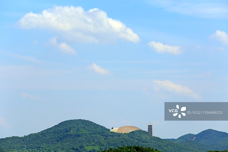 夏日蓝天白云下的南京牛首山佛顶寺图片素材